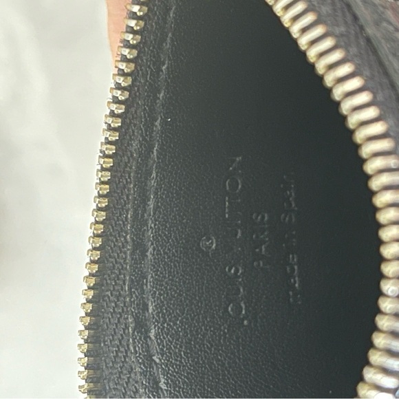 LOUIS VUITTON Black Suhali Leather Key Pouch - Picture 7 of 9